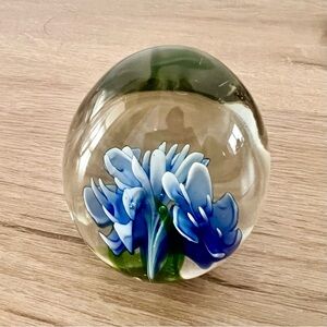Beautiful Handblown Glass Art Egg Paperweight Blue Flower 3” H‎